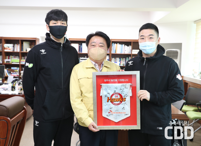 왼쪽부터 윤시열 선수, 한범덕 청주시장, 김동철 선수