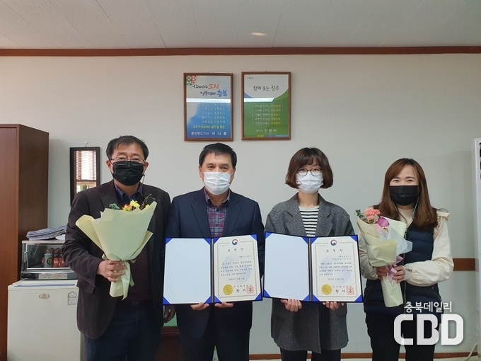 왼쪽부터 이진구 감사팀장, 김현구 감사관, 정한숙 주무관, 최성호 주무관