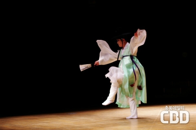 이용일 무용가 한량무 공연 모습