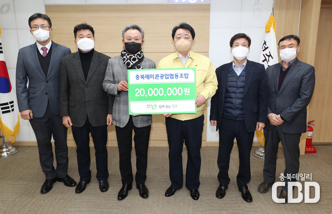 왼쪽부터 윤택진 이사장, 한범덕 청주시장