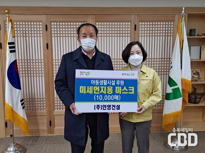 왼쪽부터 안병진 대표, 이재숙 복지국장