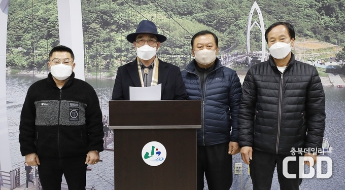 왼쪽부터 시장상인회 이정우 회장, 괴산군사회단체장협의회 신우식 회장, 괴산군주민자치위원협의회 김영황 회장, 괴산군기업경영인협의회 이한배 사무국장