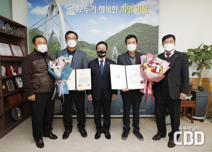 왼쪽부터 김영황 분과위원장, 최은묵 자문위원, 이차영 괴산군수, 정헌 자문위원 , 강흥수 민주평통 회장