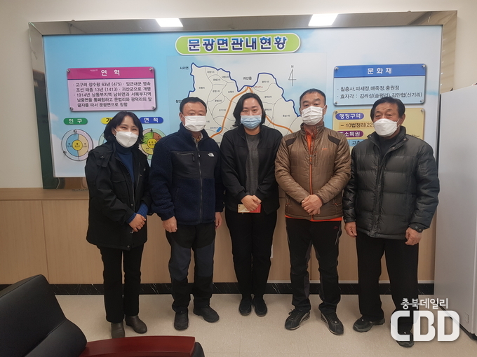 왼쪽부터 이현주 문광면장, 조철식 이장협의회 회장, 허옥희 주무관, 김상준 광덕3리 이장, 김별기 양곡1리 이장