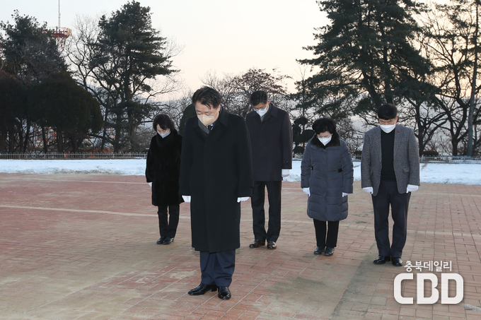충혼탑에서 참배 중인 모습