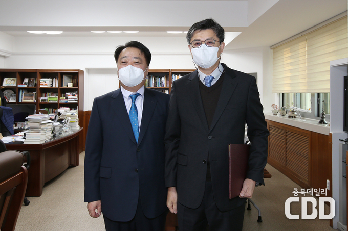 왼쪽부터 한범덕 청주시장, 임택수 청주부시장