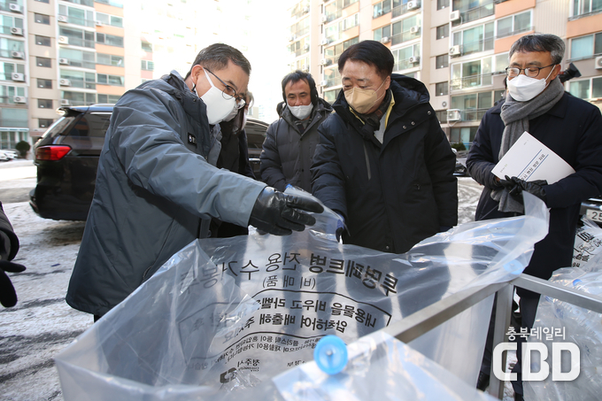 한범덕 청주시장(오른쪽 두 번째), 홍정기 차관(왼쪽)