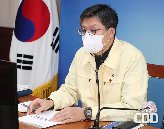 임택수 부시장이 영상회의로 부서별 주요업무를 보고받고 있다.)