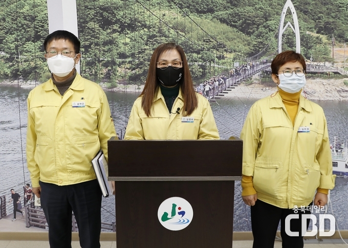 왼쪽부터 보건정책과장 윤태곤, 보건소장 김영숙, 건강증진과장 김미경