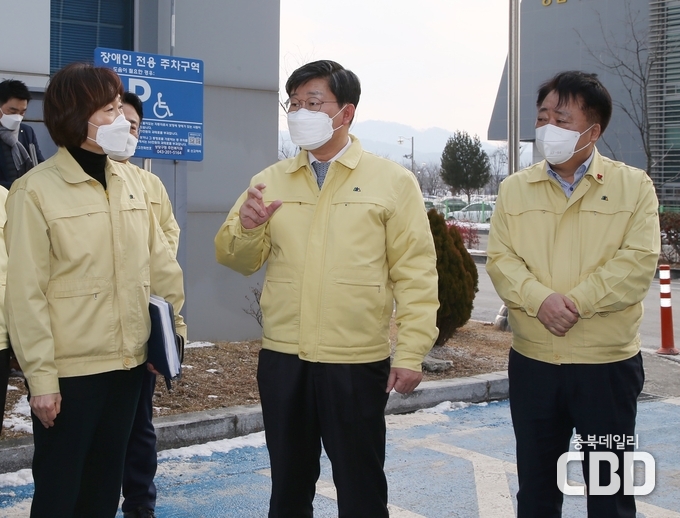 왼쪽부터 김혜련 상당보건소장, 전해철 행정안전부 장관, 한범덕 청주시장