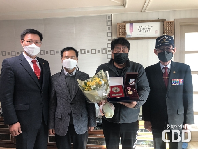 왼쪽부터 채수민 재향군인회 회장, 신승철 복지정책과장, 안광석 씨, 박종규 무공수훈자회 청주시지회 회장