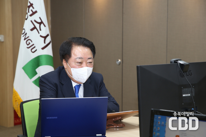 한범덕 청주시장과 일본 돗토리시 후자카와 요시히코 시장은 화상회의를 통해 신년인사와 더불어 교류 재개 의지를 상호 교환했다