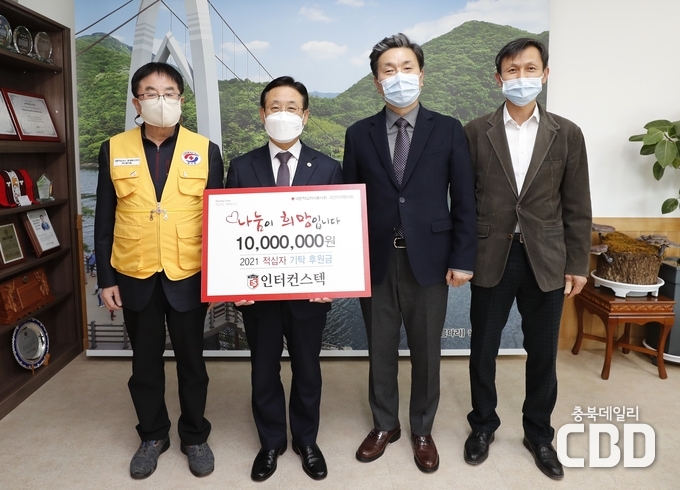 왼쪽부터 최준환 대한적십자사봉사회 괴산지구협의회장, 이차영 괴산군수, 민영택 대표, 이영길 전무