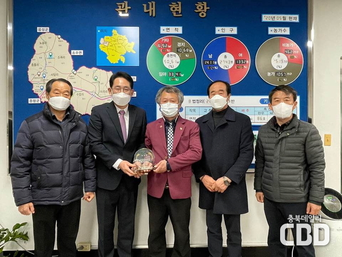 왼쪽부터 마전마을 조덕주 이장, 우익원 사리면장, 정청천 회장, 로타리클럽 총무, 희망누리 최용균 대표