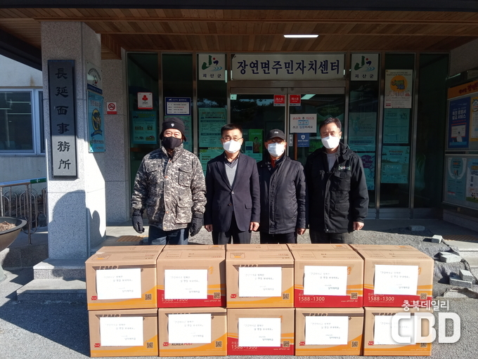 왼쪽에서 두번째 심재화 장연면장, 왼쪽에서 세번째 문철훈 회장