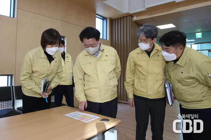 한범덕 청주시장(왼쪽 두 번째)이 상당구청스포츠센터를 방문해 점검하고 있다.