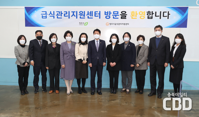 김강립 식약처장(왼쪽 여섯 번째), 임택수 청주부시장(오른쪽 두 번째)