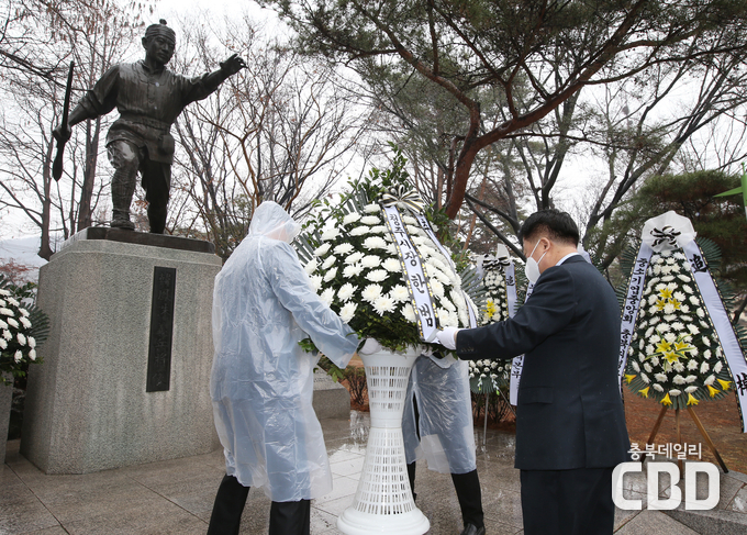 한범덕 청주시장이 상당공원 한봉수의병장 동상 앞에서 참배를 하고 있다.
