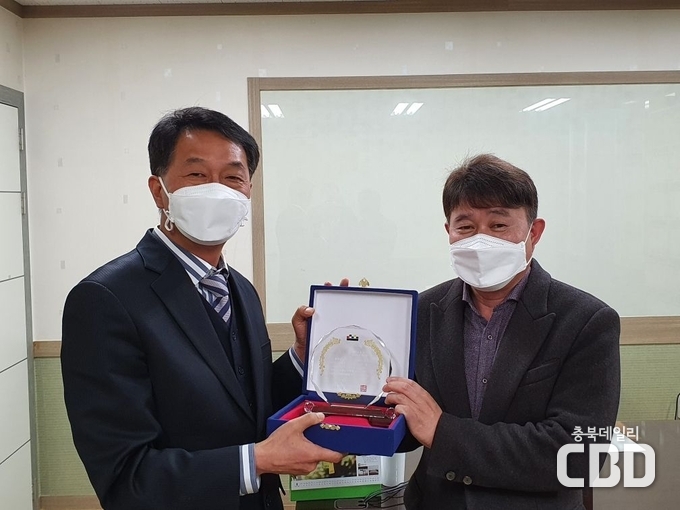 왼쪽부터 유재현 세무조사팀장, 경림건설(주) 관계자
