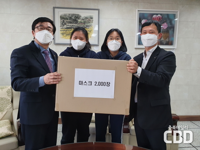 좌측부터 박재환 교장, 이선정 학생회장, 송민경 학생부회장, 이종광 운영위원장