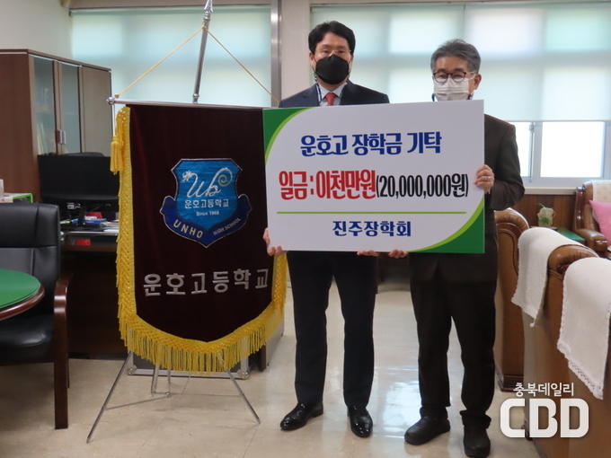 좌측부터 이태희 ㈜ 엔이티 회장, 박균하 교장