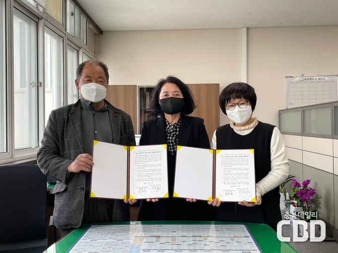 행정리 이정욱 이장(좌), 권성옥 일자리 정책과장(가운데),김해숙 청주독서동아리연합회장(우)