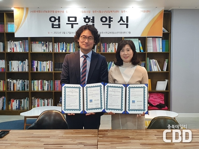 좌측 이상권 이사(이상조 이사장 대리), 우측 김남진 센터장