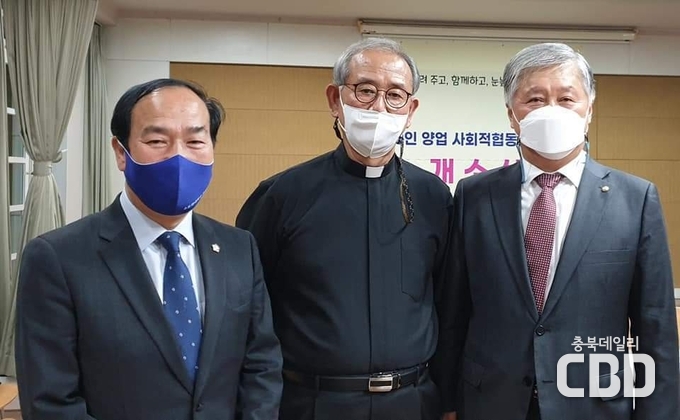 좌측부터 한병수 시의원, 윤병훈 신부, 연규순 행복밥집대표