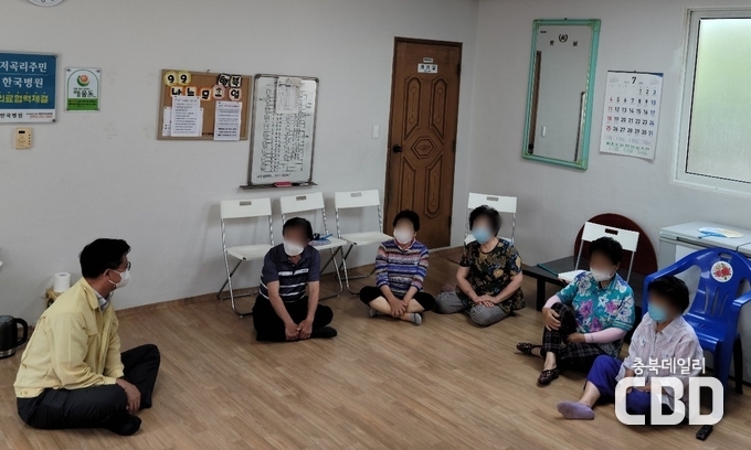 임택수 부시장이 내수 저곡리 경로당을 방문해 냉방기 작동 여부<br>
점검과 어르신들의 건강한 여름나기를 강조하고 있다.
