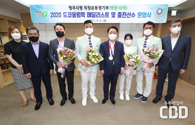 왼쪽부터 4번째 김우진 선수, 한범덕 청주시장, 조은영 선수, 홍승진 양궁 남자대표 감독