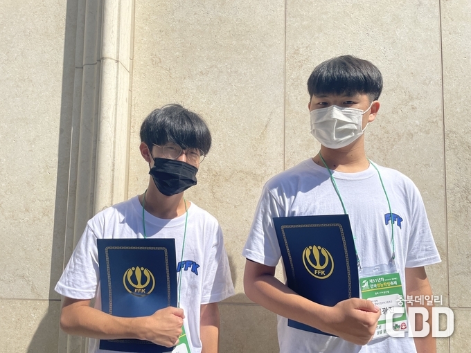 (왼쪽부터): 성지용(바이오식품과 2학년), 김광진(바이오식품과 1학년)학생