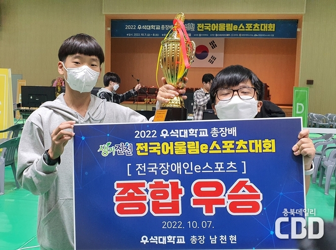 (왼쪽부터): 김순빈 학생(전교학생 부회장), 김우주 학생(전교학생회장)