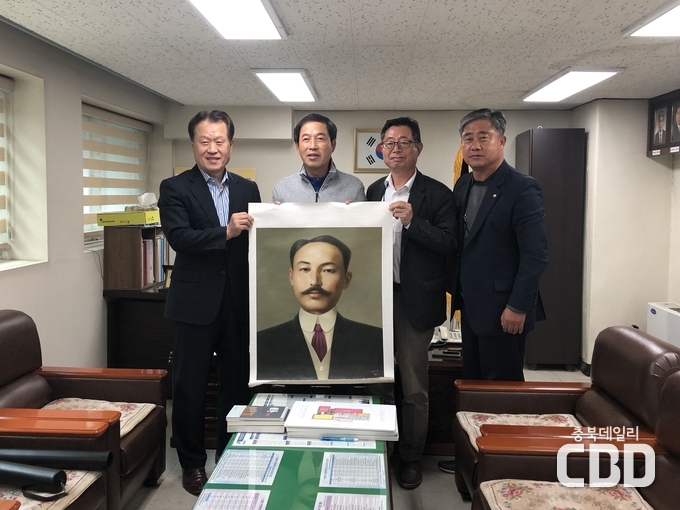 왼쪽부터 이연우(초려문화재단 이사장=기증자), 장주식(문화원장), 정덕희(주민복지과장), 구부섭(문화원 사무국장