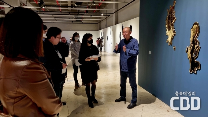 본인의 작품 설명중인 류단화 작가(맨 우측)