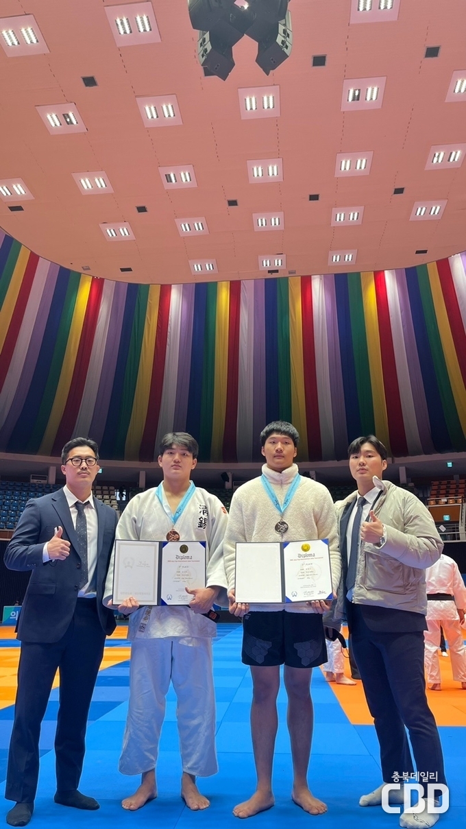좌측부터 윤용호 코치, 엄요환 학생, 현정우 학생, 김효식 감독