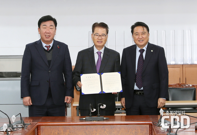 왼쪽부터 이범석 청주시장, 아이에스동서(주) 권혁운 회장, 김영환 충청북도지사