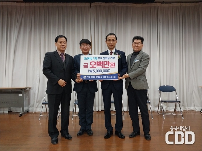 왼쪽부터 이우형 생활 교감, 임영현 교무교감, 김수태 교장, 전태영 행정실장