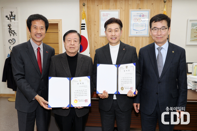 왼쪽부터 장광동 이사장, 이재석 님, 장대진 이사, 교육감