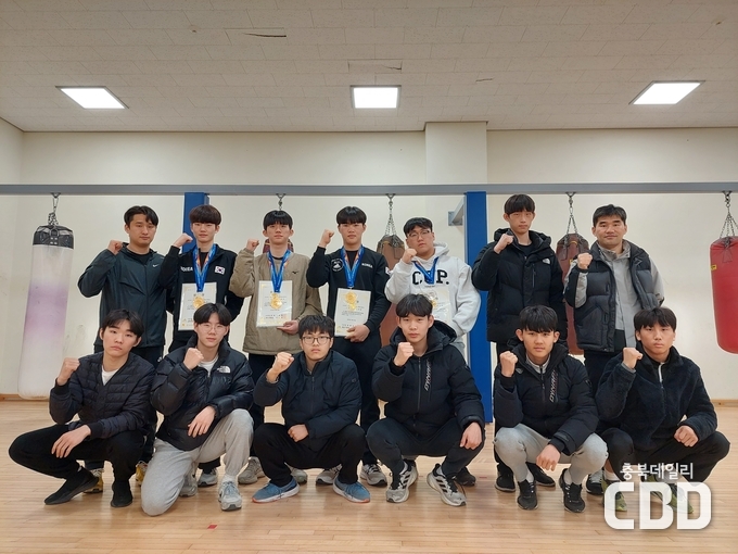 왼쪽부터<br>
뒷줄: 황만석 지도자, 조현우, 강동호, 이재동, 김기현, 이재석 학생, 이성태 지도교사<br>
앞줄: 정유석, 허용호, 박성혁, 민인승, 최승현, 변상준 학생