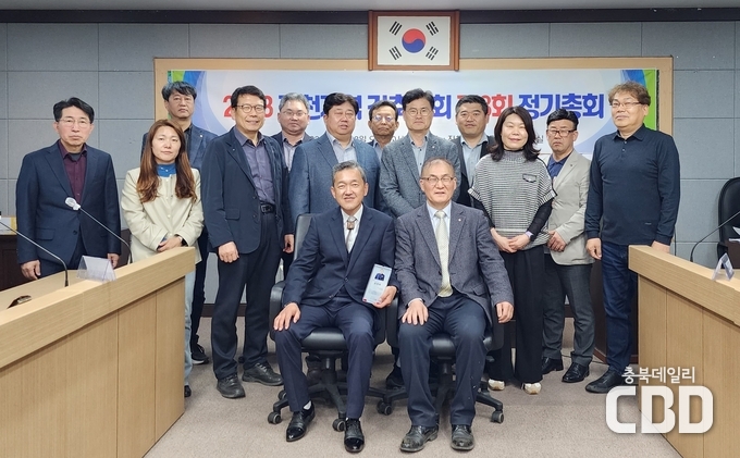 앞줄 우측 김준봉 회장, 좌측 최원경 팀장