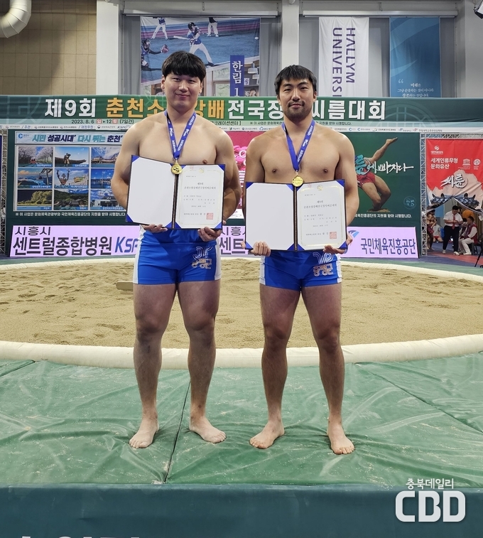 씨름대회우승자 사진(오른쪽 김진용, 왼쪽 이국희)