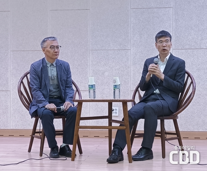 우측 최근성 법제관, 좌측 도선봉 교수