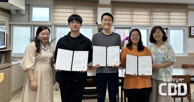 왼쪽부터 이정희 교감, 조유민, 조한규, 이정은 학생, 이영순 교장
