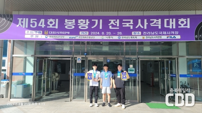 왼쪽부터 이종혁(3학년), 김의선(1학년), 이준섭(2학년)