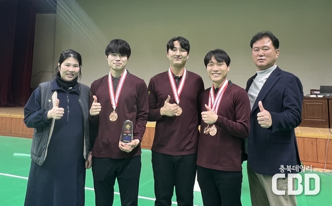 <strong>왼쪽부터 정선희 코치, 이한샘, 구대한, 이승욱 선수, 홍승진 감독</strong>