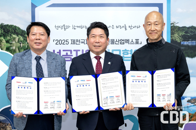 왼쪽부터 이재철 한국철도공사전북본부 영업처장, 김창규 제천시장, 레일코리아 대표 김용옥