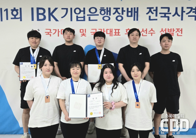 왼쪽 뒷줄부터 시계방향으로 정유진, 강교성, 성윤호, 목진문, 장하림, 조은영, 박하향기, 전길혜, 송채원 선수