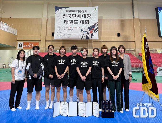 <strong>왼쪽부터 조윤미,정수지,유효경,신희진,임수민,정선희,강지연,유송화,안벼리,서은미감독</strong>