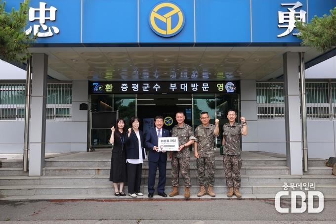 왼쪽부터 세번째 이재영 증평군수, 네번째 김광수(소장) 제37사단장)