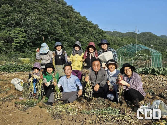 네일아트봉사회와 김문근 단양군수 일손돕기